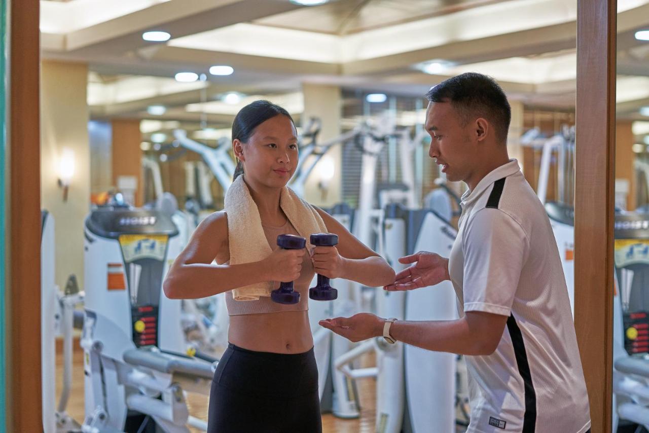 Hotel Artyzen Grand Lapa Macao Exteriér fotografie A personal trainer assisting a woman with a dumbbell workout