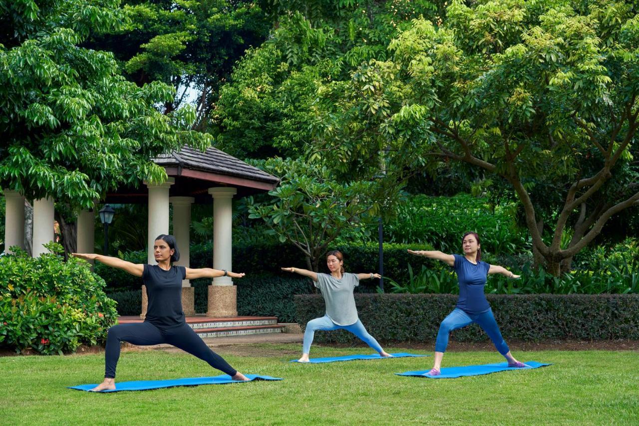 Hotel Artyzen Grand Lapa Macao Exteriér fotografie Practising yoga at the garden